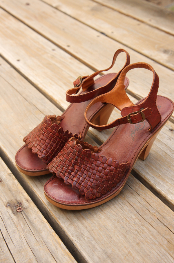 vintage 70s WOVEN LEATHER WOOD SOLE SANDALS - grlfashionista